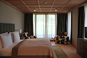 Eines der Schlafzimmer in  Österreichs größter Hotel-Suite im Kempinski Hotel Das Tirol (Foto: Marikka-Laila Maisel)